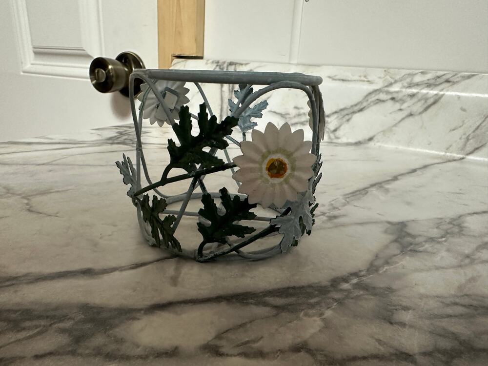 Vtg Shabby Chic Metal Wire Candle Holder Sleeve Shabby White Daisy 4.5"